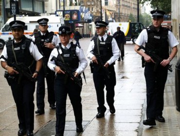 Una persona abre fuego contra la policía en Londres