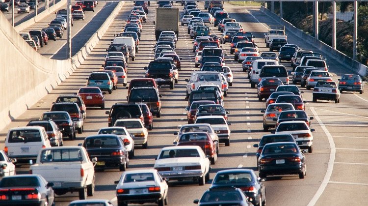 ¡Atentos! Sernac emite alerta de seguridad en marca específica de auto: seguros para niños no funcionan