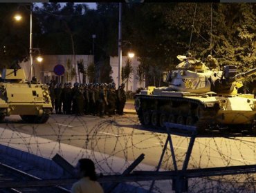 Posible golpe militar en Turquía: Tanques, cazas, tiroteos, un helicóptero abre fuego en Ankara