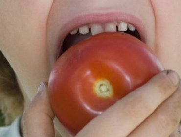 La increíble historia del adolescente que se alimentó sólo de tomates durante 12 años