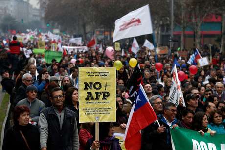 Más de 100 personas salieron a las calles de Chile a protestar contra las AFP