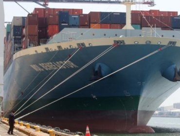 Barco chino choca con las paredes del recién ampliado Canal de Panamá