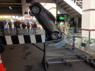 Auto cae desde segundo piso en estacionamiento de Jumbo Las Condes