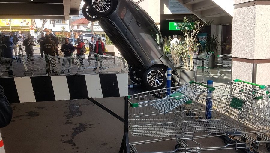 Auto cae desde segundo piso en estacionamiento de Jumbo Las Condes