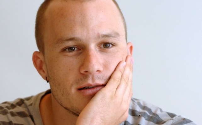 Padre de Heath Ledger revela secretos de la muerte de su hijo