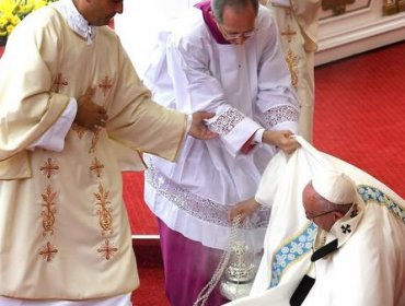 El Papa sufre una caída durante una misa en Polonia