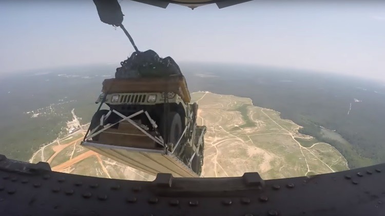 Vídeo De película: La Fuerza Aérea de EE.UU. lanza 8 camionetas desde un avión