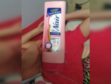 Confundió crema depilatoria con champú y no creerás cómo quedó su cabeza