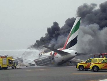 Avión de Emirates con 275 pasajeros sufre accidente al aterrizar en Dubái