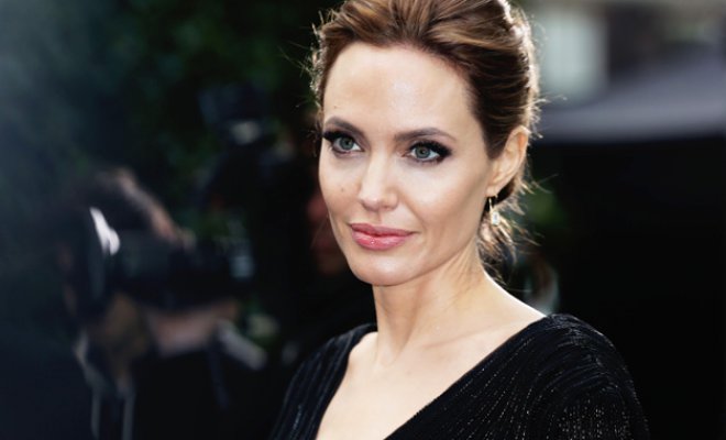 Filtran desnudo de Angelina Jolie cuando era joven