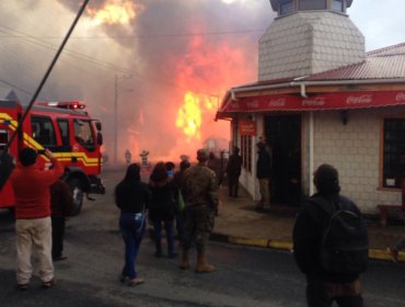 Gigantesco incendio en Chiloé consume al menos 6 viviendas patrimoniales