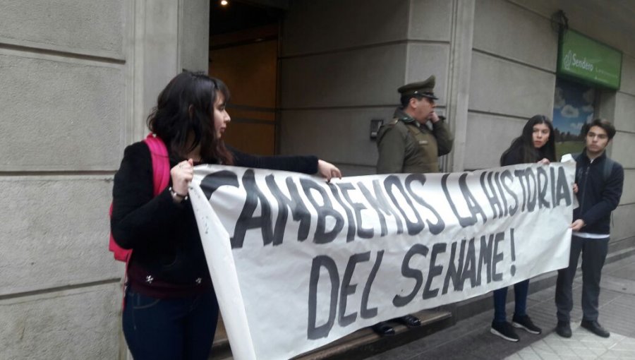 Estudiantes se toman oficina central del Sename en Santiago