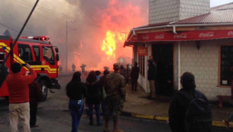 Gigantesco incendio en Chiloé consume al menos 6 viviendas patrimoniales