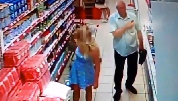 Viral "El pervertido del supermercado": Hombre es captado fotografiando falda de una mujer