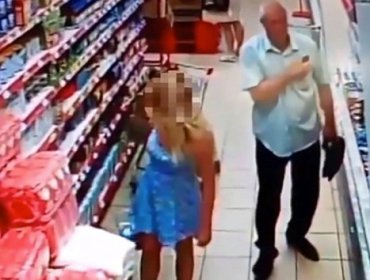 Viral "El pervertido del supermercado": Hombre es captado fotografiando falda de una mujer