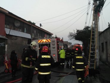 Incendio en Cerro Navia deja a una persona muerta