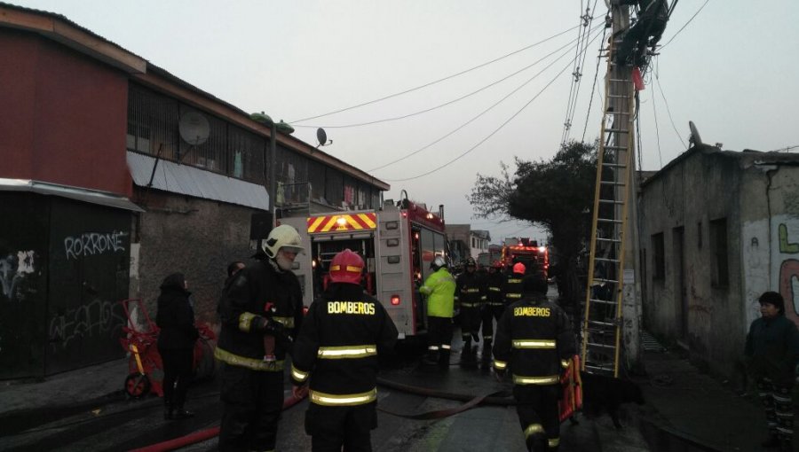 Incendio en Cerro Navia deja a una persona muerta
