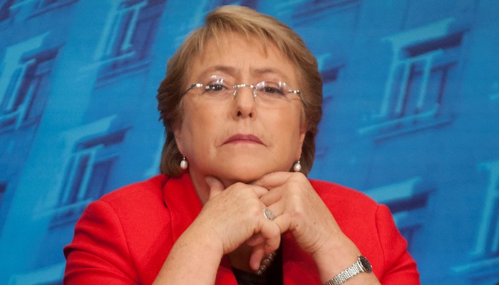 Picada libre de aprobación a Bachelet: En Encuesta Cadem baja del 20%
