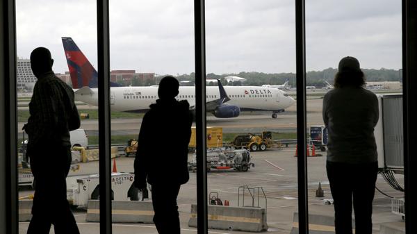 Delta Airlines sufre demoras y cancelaciones en sus vuelos por un "apagón informático"