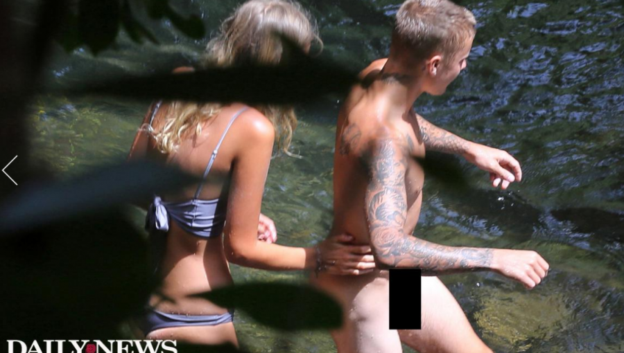 Captan a Justin Bieber nadando desnudo junto a su nueva novia