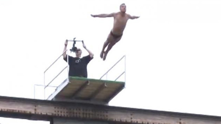 Video solo para mayores: Deportista esloveno fallece al realizar un salto desde un puente