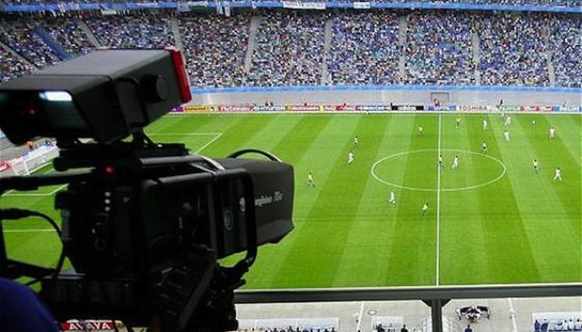 Dueños de Chilevisión van en busca de quedarse con el Fútbol Argentino