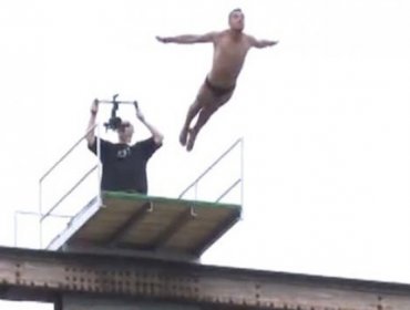 Video solo para mayores: Deportista esloveno fallece al realizar un salto desde un puente