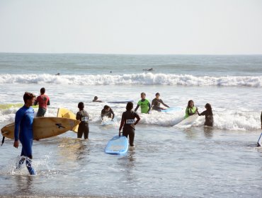 Más de cien menores practican surf gratis todo el año en Playa La Boca de Concón