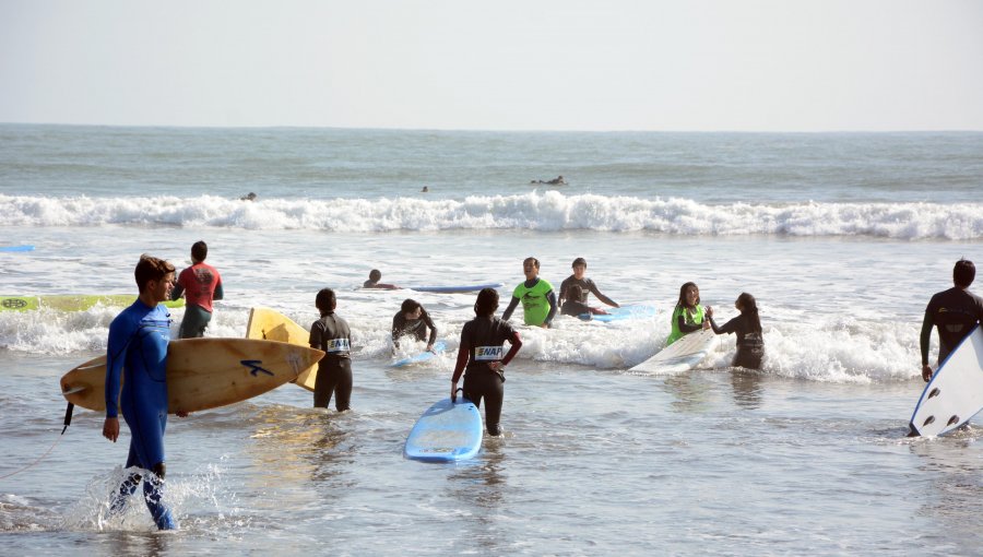 Más de cien menores practican surf gratis todo el año en Playa La Boca de Concón