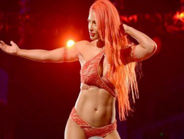 Video: Luchadora de la WWE "Eva Marie" queda en topless en pleno combate