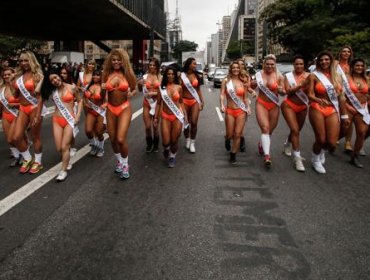 Candidatas a Miss Bum Bum corren los 100 metros planos