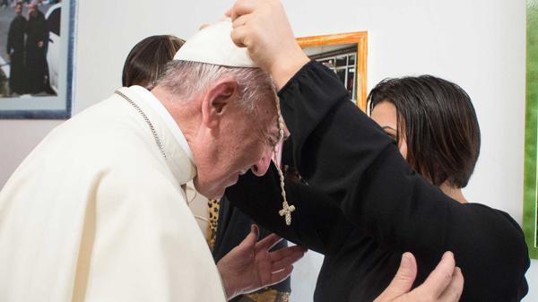 Papa Francisco visitó por sorpresa una casa que aloja a ex esclavas sexuales