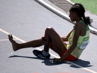 Río 2016: Atleta finalizó carrera con obstáculos con una sola zapatilla y conmueve al mundo