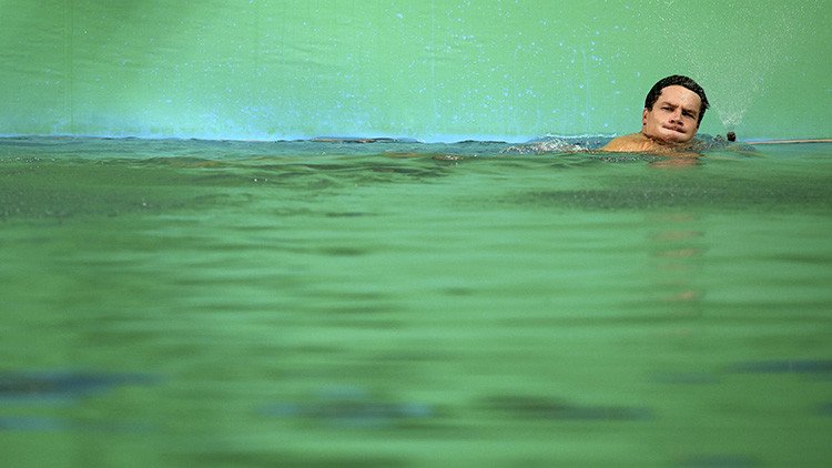 ¡No son algas!: Anuncian la verdadera causa del color verde del agua de las piscinas olímpicas