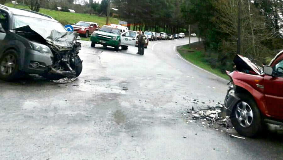 Panguipulli: Un muerto y seis heridos deja accidente frontal entre dos camionetas