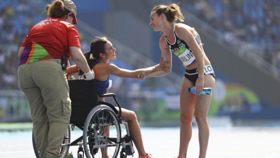 El espíritu olímpico de Río: Una atleta ayuda a otra tras caer en la pista