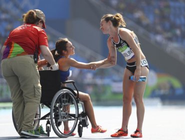 El espíritu olímpico de Río: Una atleta ayuda a otra tras caer en la pista