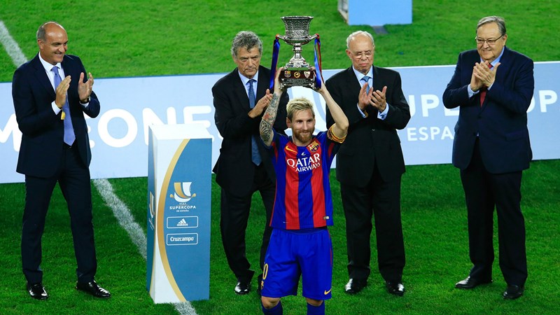 Lionel Messi levanta su primer título como capitán de Barcelona