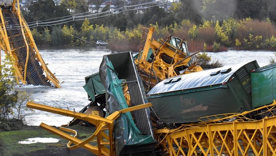 Tren de carga cae al río tras colapso de puente en Pitrufquén