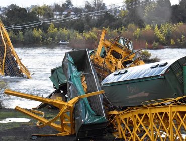 Tren de carga cae al río tras colapso de puente en Pitrufquén