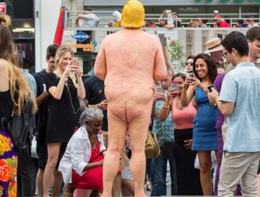 Una estatua de Donald Trump desnudo sorprendió a los turistas en Nueva York