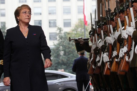 Los polémicos acercamientos de Bachelet con los regímenes de Cuba, Venezuela, Angola e Irán