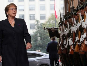 Los polémicos acercamientos de Bachelet con los regímenes de Cuba, Venezuela, Angola e Irán