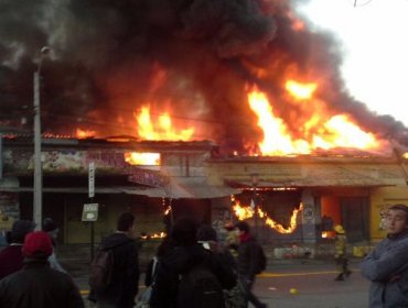 Violento incendio en Talca consume al menos 10 locales comerciales