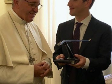 Mark Zuckerberg le presentó al Papa Francisco su drone Aquila para dar internet a los pobres