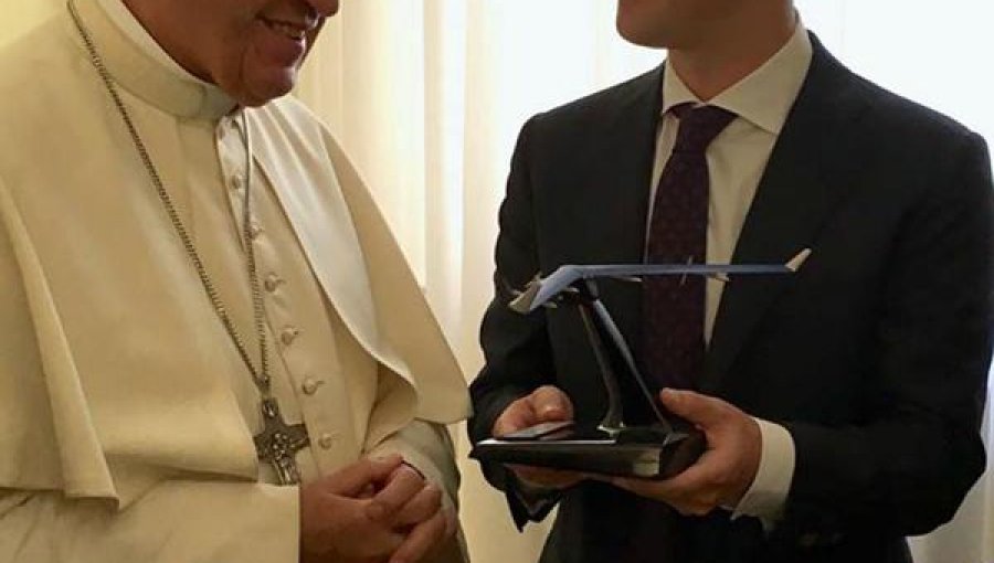Mark Zuckerberg le presentó al Papa Francisco su drone Aquila para dar internet a los pobres