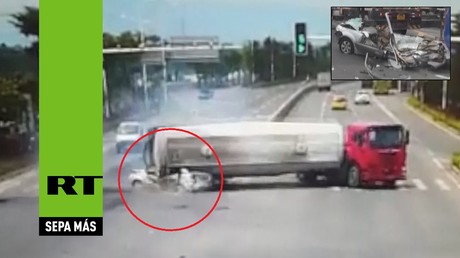 Escalofriante video: 4 personas mueren aplastadas por un camión cargado de cemento