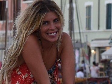 Con "rollito" sexy Cote López luce en bikini nuevo tatuaje