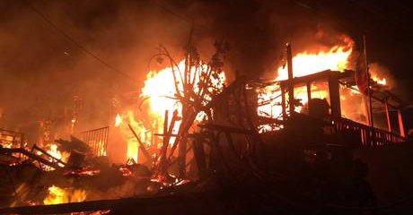Incendio en Playa Ancha deja dos casas consumidas y al menos cinco damnificados