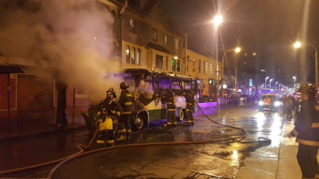 Viña del Mar: En pleno centro se incendio microbús